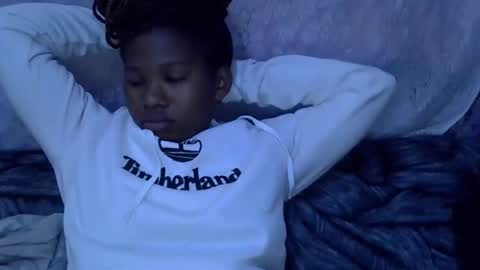 Snapshot of momsdoll chatting on January 2026 05:43:02 AM momsdoll online show from January 2026 05:43:02 AM