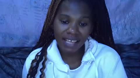 Snapshot of momsdoll chatting on January 2026 07:00:01 AM momsdoll online show from January 2026 07:00:01 AM