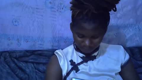 Snapshot of momsdoll chatting on January 2026 06:30:02 AM momsdoll online show from January 2026 06:30:02 AM