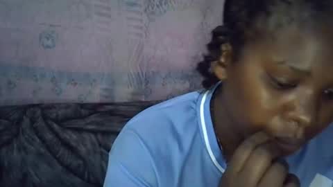 Snapshot of momsdoll chatting on February 2026 07:37:01 AM momsdoll online show from February 2026 07:37:01 AM