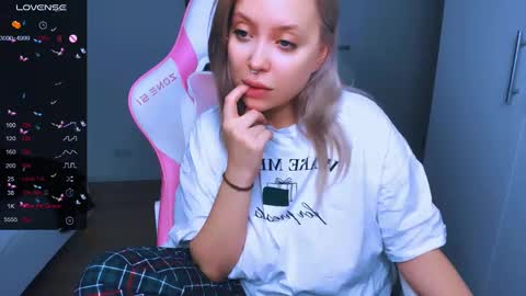 Snapshot of monalauu chatting on December 2024 11:32:02 AM online show from December 2024 11:32:02 AM