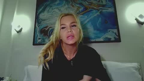 Snapshot of moni_ chatting on October 2025 04:33:01 AM Monica online show from October 2025 04:33:01 AM