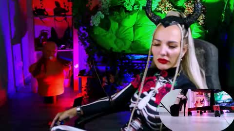 Monika online show from October 2025 11:55:02 AM