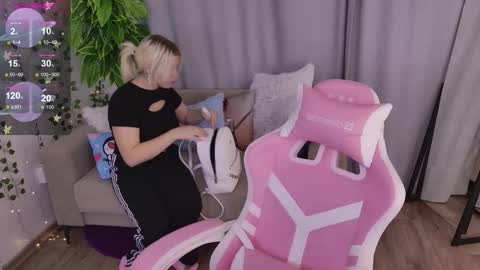 Snapshot of moon__bunny chatting on September 2025 04:56:01 AM Moon Bunny online show from September 2025 04:56:01 AM