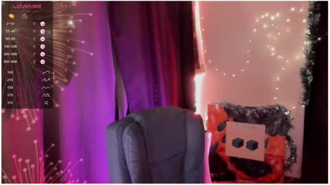 Snapshot of moon__girl chatting on December 2024 11:16:01 PM Roxy online show from December 2024 11:16:01 PM