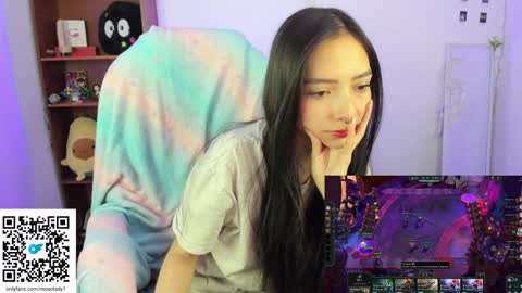 Snapshot of moonlady_ chatting on January 2025 11:07:01 PM MOON online show from January 2025 11:07:01 PM