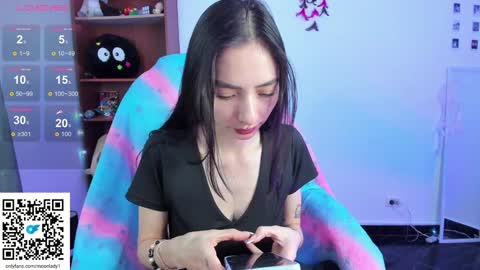 Snapshot of moonlady_ chatting on January 2025 01:50:01 AM MOON online show from January 2025 01:50:01 AM