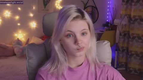 Snapshot of moonlight_mia chatting on December 2024 05:02:01 PM Mia online show from December 2024 05:02:01 PM