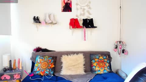 Moon online show from November 2025 08:00:01 PM