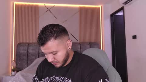 MIKEE online show from May 2026 03:14:02 AM