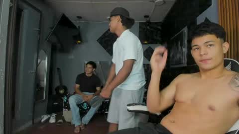 Snapshot of mr_mois chatting on April 2026 05:08:01 AM mr_mois online show from April 2026 05:08:01 AM