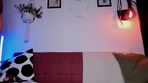 Laura online show from December 2025 05:02:01 AM