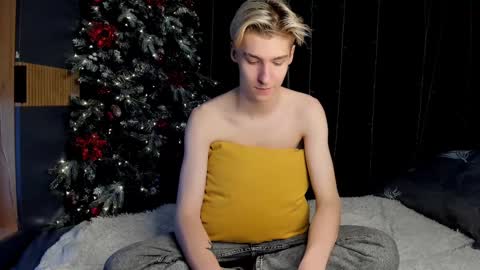 Snapshot of mrsexycum4u chatting on December 2024 07:37:02 AM Adam online show from December 2024 07:37:02 AM