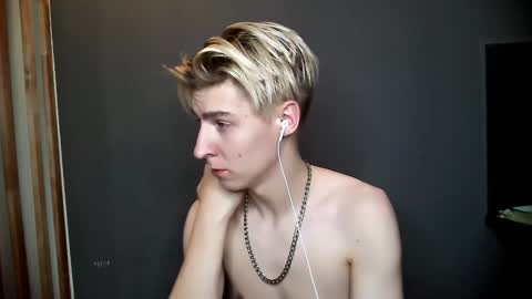 Snapshot of mrsexycum4u chatting on January 2025 12:28:02 AM Adam online show from January 2025 12:28:02 AM