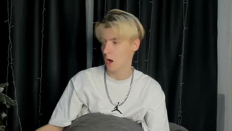 Snapshot of mrsexycum4u chatting on February 2025 12:18:01 AM Adam online show from February 2025 12:18:01 AM