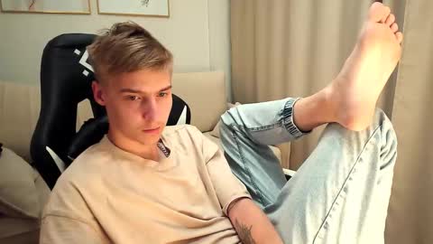 Snapshot of mrsexycum4u chatting on September 2025 09:09:02 PM Adam online show from September 2025 09:09:02 PM