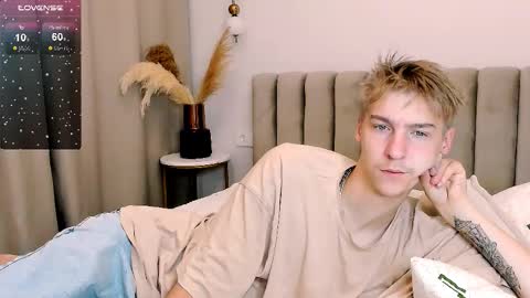 Snapshot of mrsexycum4u chatting on October 2025 06:16:02 PM Adam online show from October 2025 06:16:02 PM