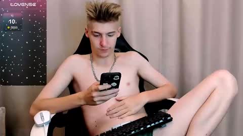 Snapshot of mrsexycum4u chatting on October 2025 10:18:02 PM Adam online show from October 2025 10:18:02 PM