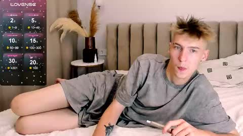 Snapshot of mrsexycum4u chatting on October 2025 11:04:02 PM Adam online show from October 2025 11:04:02 PM