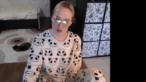 Snapshot of mrsluck chatting on March 2026 04:24:02 AM Sasha online show from March 2026 04:24:02 AM