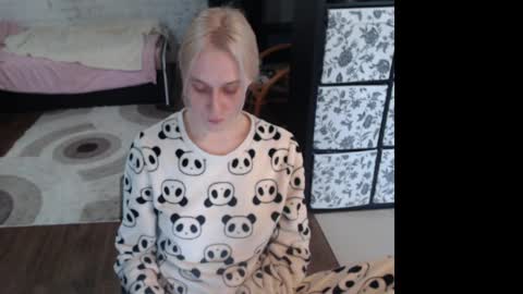 Snapshot of mrsluck chatting on April 2026 12:13:01 PM Sasha online show from April 2026 12:13:01 PM