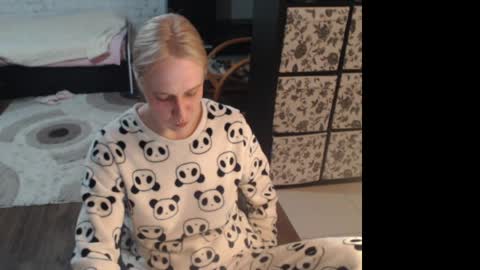 Snapshot of mrsluck chatting on April 2026 06:42:01 PM Sasha online show from April 2026 06:42:01 PM