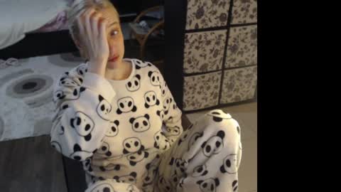 Snapshot of mrsluck chatting on April 2026 07:18:02 PM Sasha online show from April 2026 07:18:02 PM