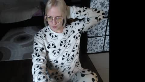 Snapshot of mrsluck chatting on April 2026 09:26:02 AM Sasha online show from April 2026 09:26:02 AM
