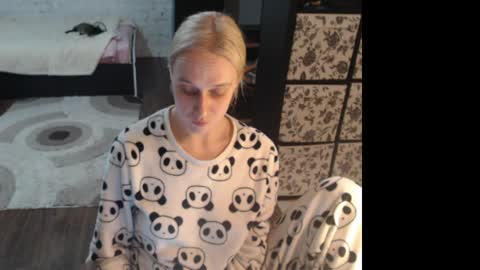 Snapshot of mrsluck chatting on April 2026 06:36:02 PM Sasha online show from April 2026 06:36:02 PM
