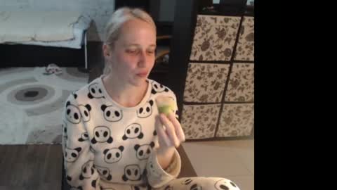 Snapshot of mrsluck chatting on April 2026 08:55:02 PM Sasha online show from April 2026 08:55:02 PM