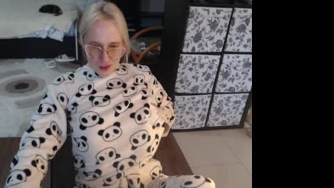 Snapshot of mrsluck chatting on April 2026 04:04:01 AM Sasha online show from April 2026 04:04:01 AM