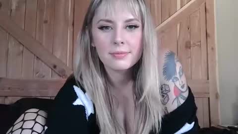 Snapshot of msbigtits77 chatting on January 2026 06:21:02 PM MsBigTits online show from January 2026 06:21:02 PM