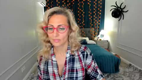 Snapshot of museofstage chatting on November 2025 11:32:02 AM Diana online show from November 2025 11:32:02 AM