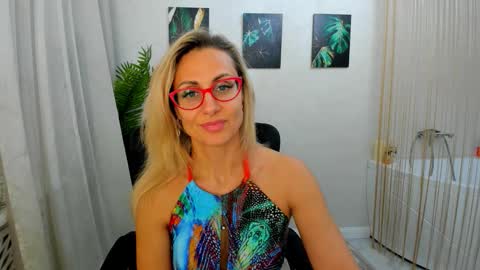 Snapshot of museofstage chatting on November 2025 11:42:02 AM Diana online show from November 2025 11:42:02 AM