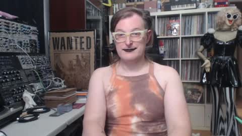 Snapshot of muziknerd chatting on April 2026 04:18:02 AM Muziknerd online show from April 2026 04:18:02 AM