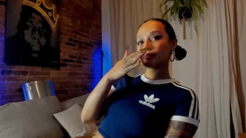 Lola online show from November 2025 09:03:02 PM