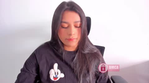 Snapshot of mypretty_isabella chatting on December 2024 05:02:01 PM Bella online show from December 2024 05:02:01 PM