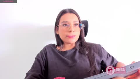 Snapshot of mypretty_isabella chatting on January 2025 05:38:02 PM Bella online show from January 2025 05:38:02 PM