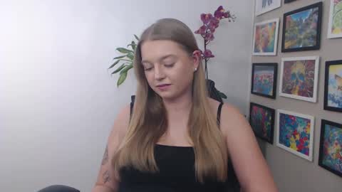 Snapshot of mysteryericax chatting on December 2024 01:33:01 PM Erica online show from December 2024 01:33:01 PM