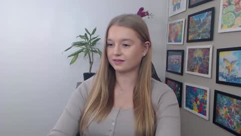 Snapshot of mysteryericax chatting on December 2024 01:12:01 PM Erica online show from December 2024 01:12:01 PM