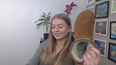 Snapshot of mysteryericax chatting on January 2025 12:42:01 PM Erica online show from January 2025 12:42:01 PM