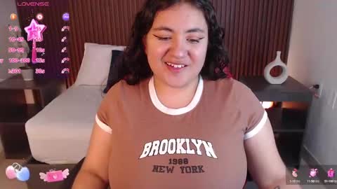 Snapshot of nadine_russo chatting on December 2024 07:05:01 PM Nadine online show from December 2024 07:05:01 PM