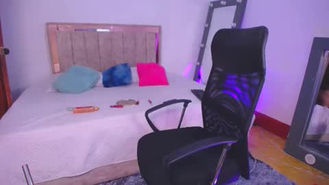 Nahomi online show from April 2026 11:48:01 PM