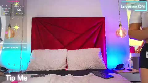 NahomiRoss online show from June 2026 02:32:01 PM
