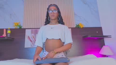 nahomy_james25 online show from October 2025 10:40:02 PM