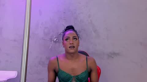 Snapshot of naomi__blair chatting on May 2026 03:34:01 AM Naomi Blair online show from May 2026 03:34:01 AM