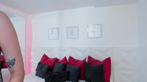 Snapshot of naomi_amoretti chatting on February 2026 04:34:02 PM Naomi Amoretti online show from February 2026 04:34:02 PM