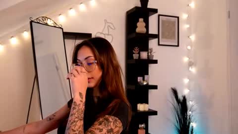 naomii_20 online show from September 2025 03:03:01 PM