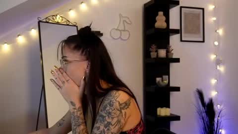 naomii_20 online show from October 2025 01:18:02 PM