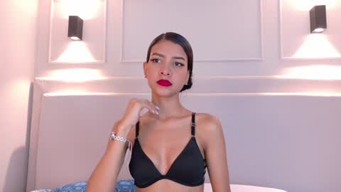 Snapshot of naomiklarc chatting on December 2024 12:59:02 PM Naomi Klarc online show from December 2024 12:59:02 PM